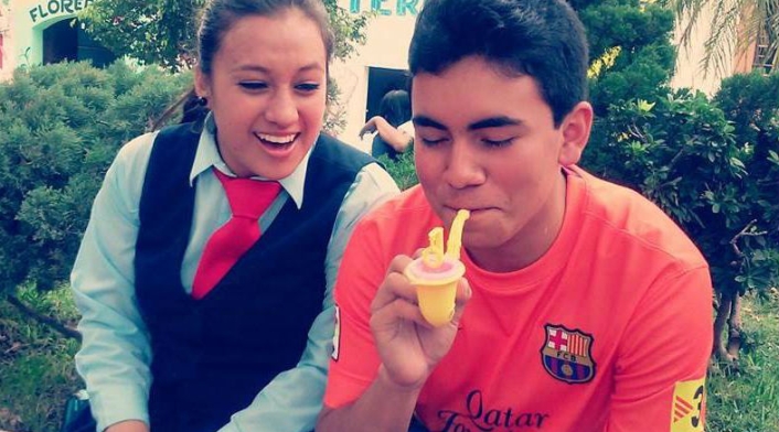 Eduardo Tejeda junto a su novia Isbeth Atilano.