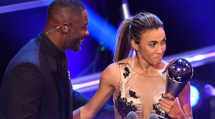 El actor británico Orlando Pride y la jugadora brasileña Marta en la gala de los premios The Best organizada por la FIFA