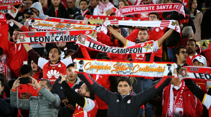 Hinchas de Santa Fe durante el clásico ante Millonarios por Copa Sudamericana