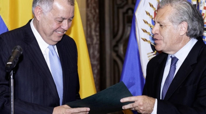 Alejandro Ordóñez, embajador de Colombia ante la OEA, y Luis Almagro, secretario general del organismo, en Washington (Estados Unidos)