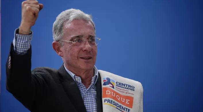 El senador Álvaro Uribe insistió en que Juan Manuel Santos recibió aporte de Odebrecht.