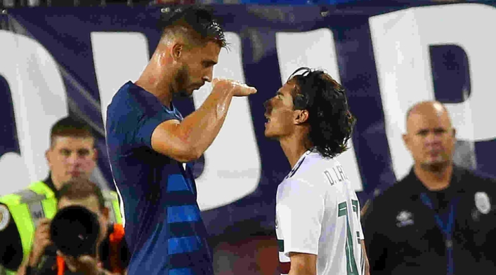 Matt Miazga, de Estados Unidos, encara a Diego Laínez de México