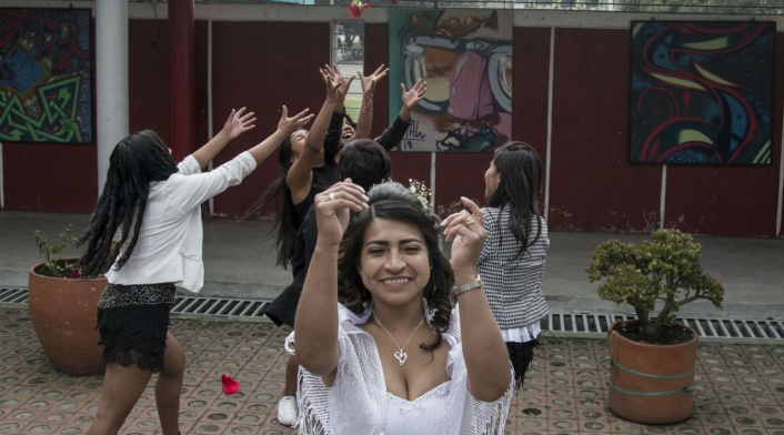 Las bodas masivas se dieron en el marco de la primera "Casatón por la paz", impulsada por la estatal Agencia Colombiana para la Reintegración para ayudar a los excombatientes de los grupos paramilitares de ultraderecha desmovilizados en 2006 y a exguerrilleros izquierdistas a formalizar sus matrimonios a bajos costos.