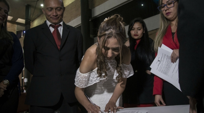 Tras una corta ceremonia civil, los ahora marido y mujer se besaron, comieron pastel y se tomaron fotos con sus familiares. Cinco de las seis parejas abandonaron rápidamente el lugar.