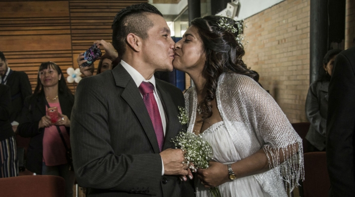 Pero en el ambiente seguían latentes las palabras del juez que formalizó sus matrimonios ante los ojos del Estado: Ustedes "ahora quieren construir (la) paz" y eso se logra "con los enemigos (...), no con los amigos".