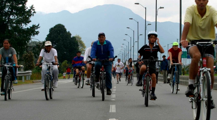 Ciudadanos en Bogotá disfrutando de la ciclovía