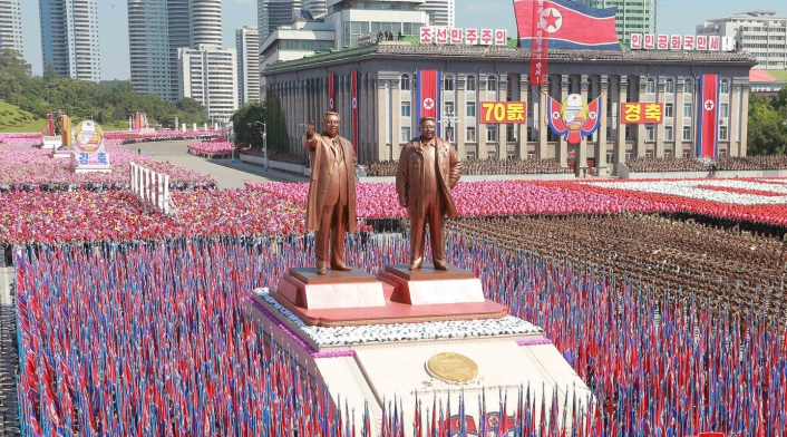 Miles de soldados, seguidos de la artillería y tanques, desfilaron el domingo en Pyongyang