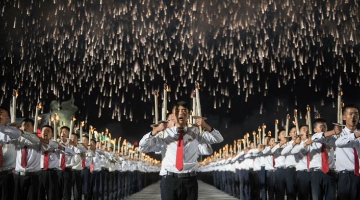 Un desfile militar sin mostrar misiles balísticos en Corea del Norte