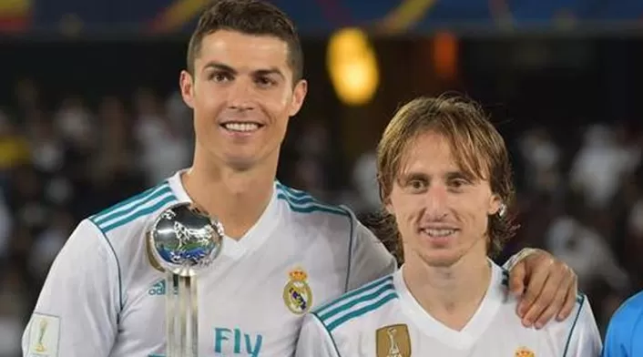 Cristiano y Luka Modric recibiendo un premio con el Real Madrid