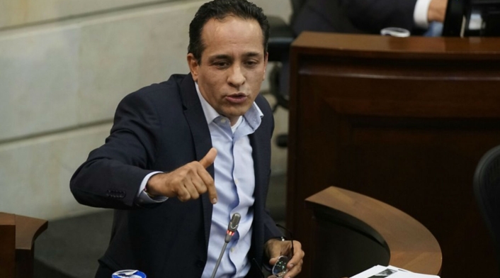 El senador Alexander López fue otro de los citantes del caso Carrasquilla