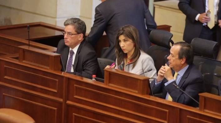 Minhacienda, Alberto Carrasquilla (izq.), durante debate en el Congreso