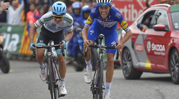 Miguel Angel Lopez y Enric Mas a punto de cruzar la meta en el cierre de la Vuelta Miguel Angel Lopez y Enric Mas a punto de cruzar la meta en el cierre de la Vuelta