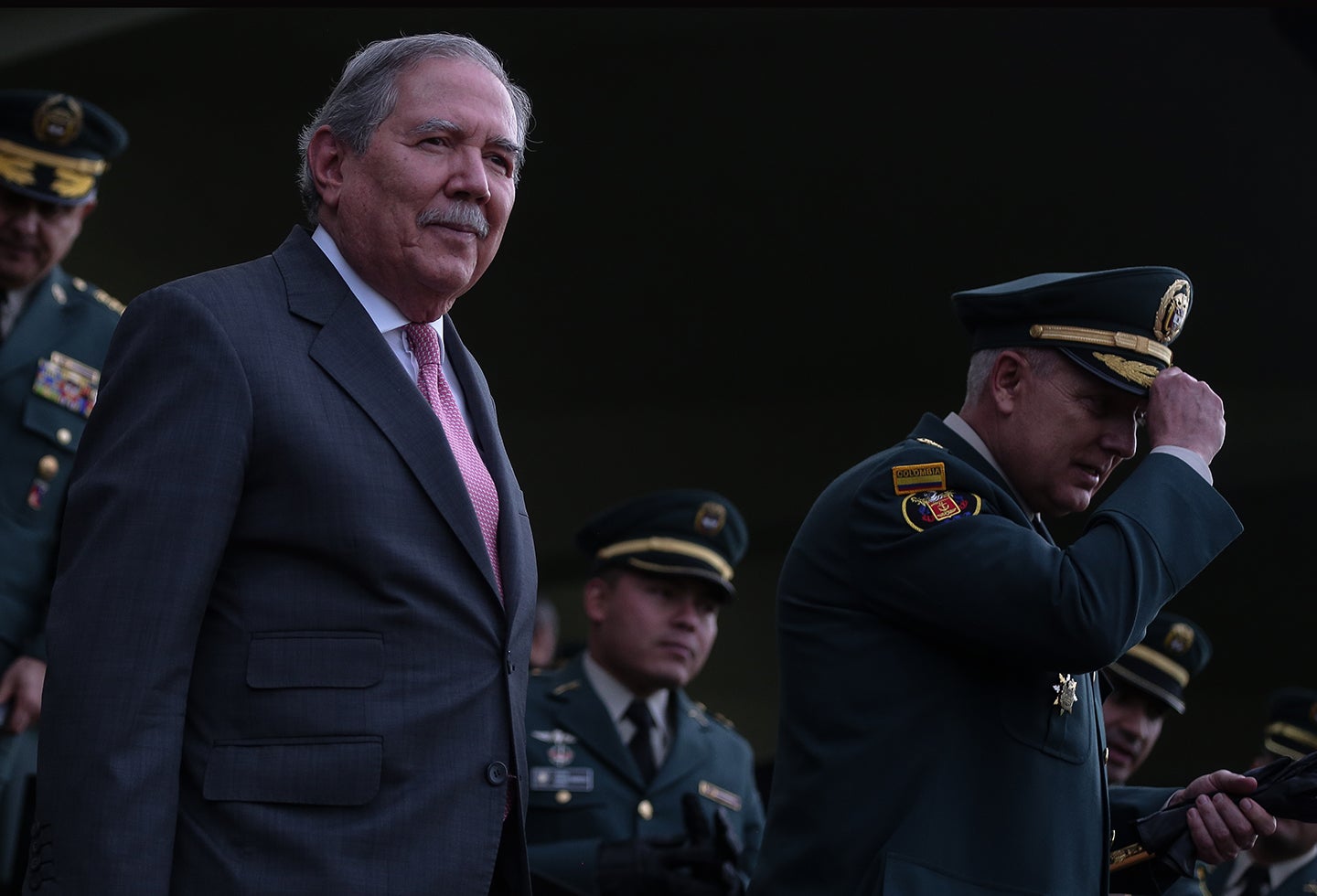 Guillermo Botero, ministro de Defensa (izquierda) y el general Alberto Mejía, comandante de las Fuerzas Militares (derecha)