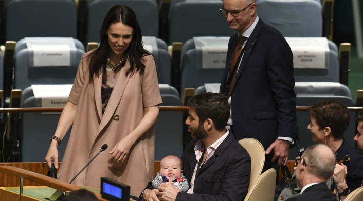 La primera líder mundial en dar a luz en el cargo fue la fallecida primera ministra de Pakistán, Benazir Bhutto, cuando nació su hija en 1990.