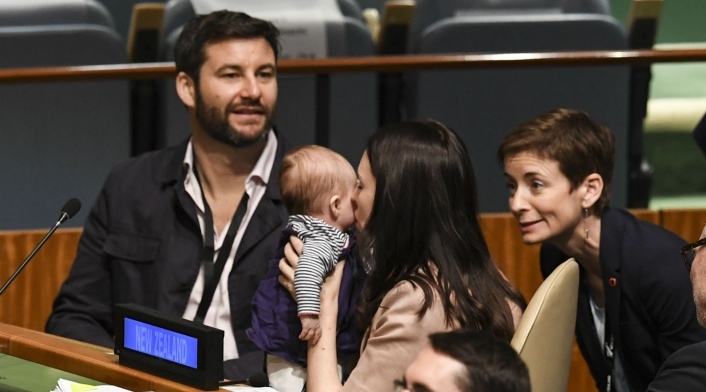 La dirigente besó y alzó a su hija Neve en el salón principal de actos de la ONU