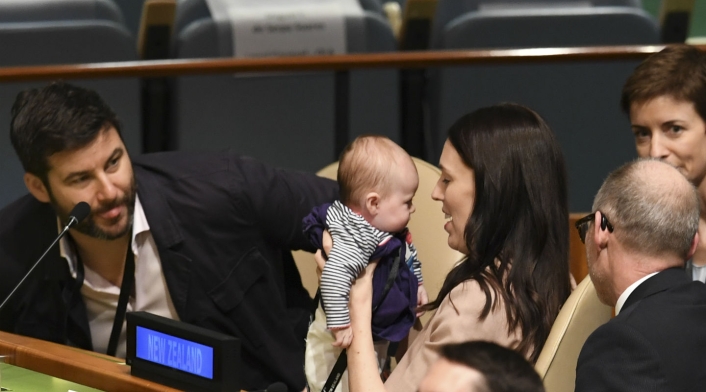 La primera ministra fue acompañada por su pareja, Clarke Gayford