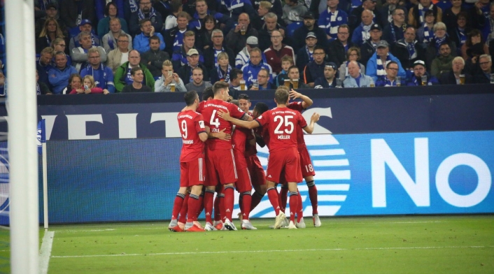 James celebrando con sus compañeros del Bayern James celebrando con sus compañeros del Bayern