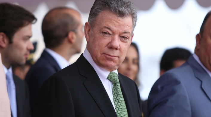 Era junio de 2007 cuando se promovió una moción de censura contra el ministro de Defensa, Juan Manuel Santos. Esa moción se dio por la oposición del Polo Democrático Alternativo al considerar que desde su despacho había cierta responsabilidad en las interceptaciones telefónicas ilegales y era un peligro para las relaciones con Venezuela.
