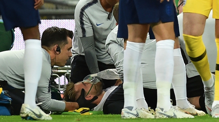 Luke Shaw es retirado del campo en camilla tras chocar con Dani Carvajal