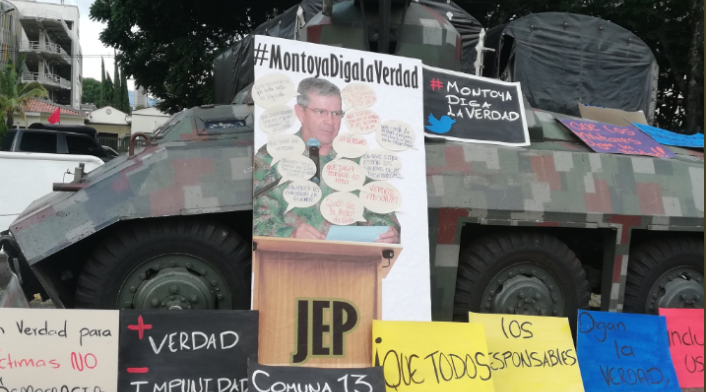 Plantón contra el general retirado, Mario Montoya.