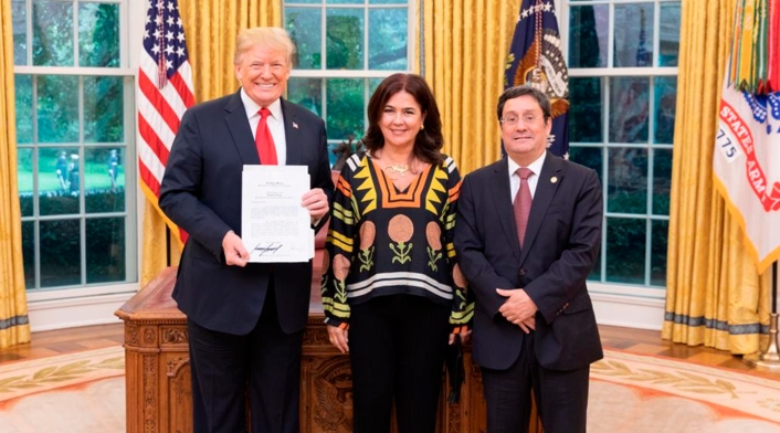 Donald Trump, presidente de Estados Unidos; María Victoria García de Santos y Francisco Santos, su esposo y embajador de Colombia en Washington