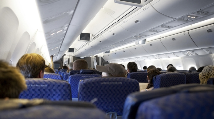 Pasajeros al interior de un avión.