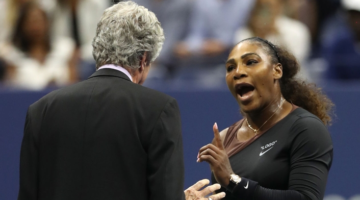 Serena Williams discute con uno de los comisarios de campo durante la final del Us Open 2018
