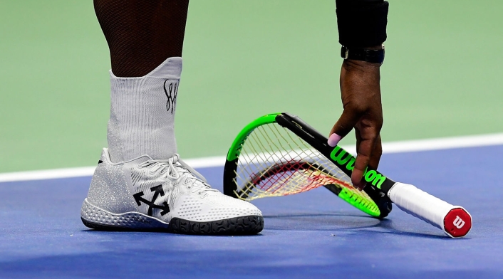 Serena Williams golpea la raqueta contra el suelo durante la final del US Open