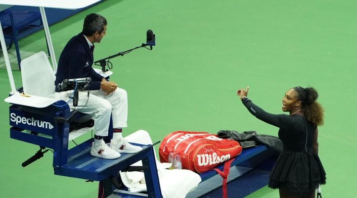 Discusión entre Serena Williams y el juez Carlos Ramos durante la final del Us Open 2018
