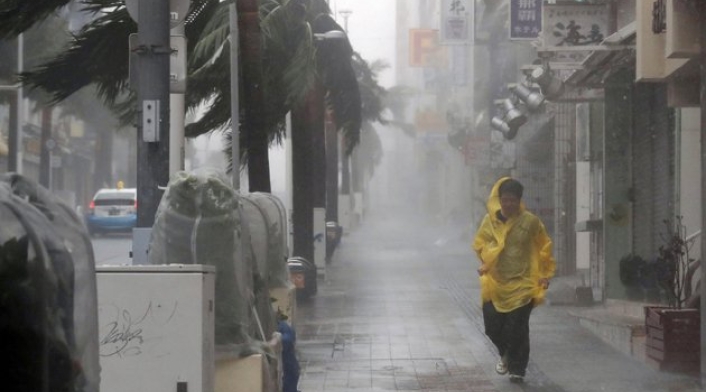 Fuertes vientos del Tifón Trami golpean a Japón.
