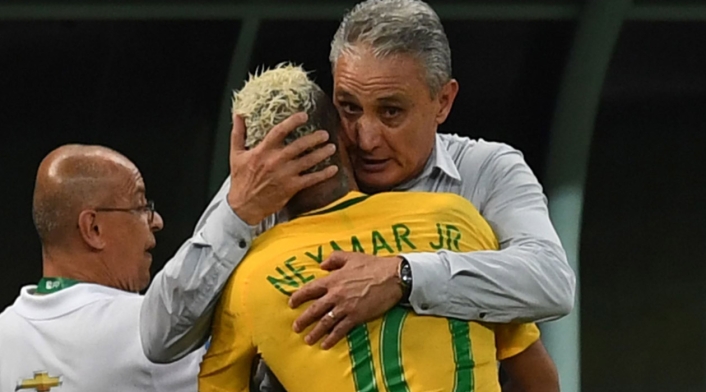 Tite abrazando a Neymar