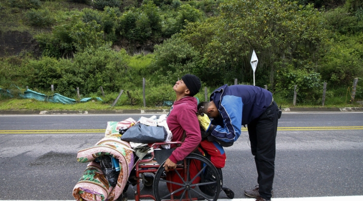"Hay que hacer un buen sacrificio para tener un buen porvenir en la vida, junto a mi padre luchando allá vamos, atravesando toda Colombia si es preciso", apunta Jefferson Alexis, de 25 años, con lo justo de aliento antes de conquistar una nueva loma.