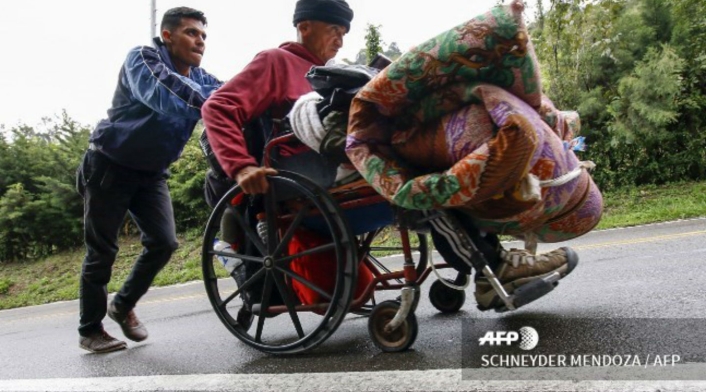 Los lugareños les regalan comida, incluso mantas. Ellos se alimentan al lado de la vía, pese al riesgo de ser atropellados por camiones, motocicletas o automóviles.