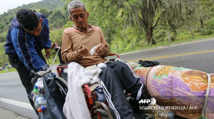 En cada paso Jefferson Alexis encuentra más pesada de empujar la silla. Los cauchos se han explotado y a duras penas rueda. Arribar a Bogotá ya es una utopía.