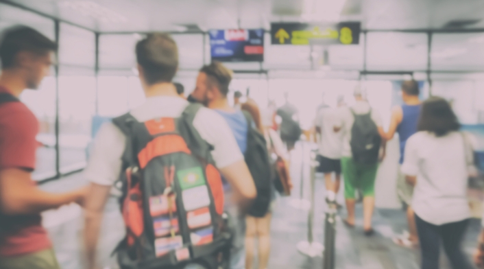 Viajeros en el aeropuerto de Belfast, capital de Irlanda del Norte