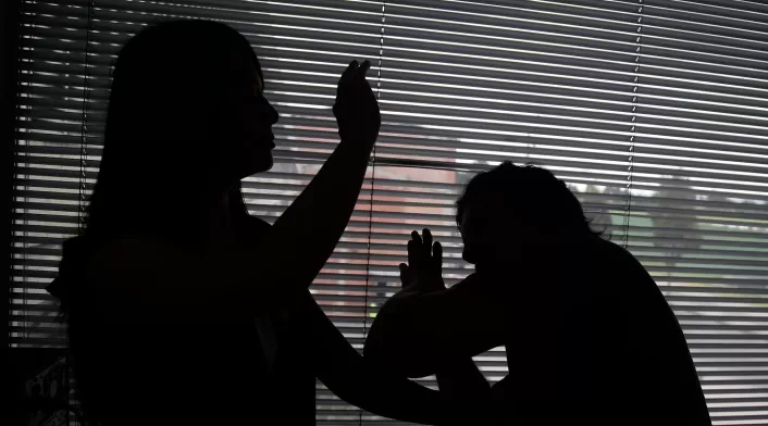 Un fiscal lo investiga por supuestamente someter a toda clase de maltratos físicos y verbales a su pareja de 15 años y a la madre de ella