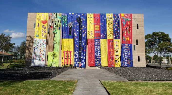 Telar en el monolito del Centro de Memoria, Paz y Reconciliación