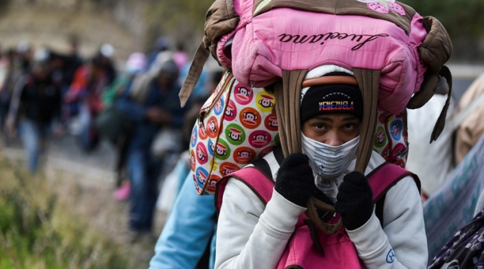 Migrantes venezolanos caminando entre Colombia y Ecuador.