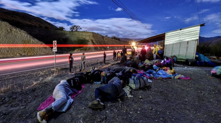 Migrantes venezolanos en la vía Panamericana.