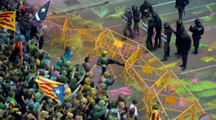 Enfrentamientos de independentistas con autoridades fuera del Parlament catalán.