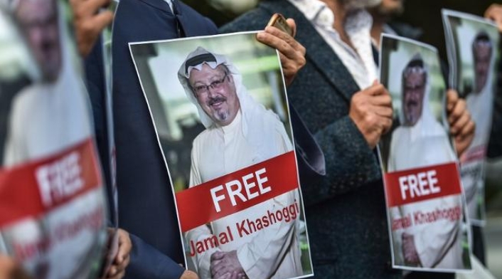 Varios defensores del periodista se manifestaron ante el consulado con pancartas con su foto y el lema "No nos iremos sin Jamal Khashoggi".