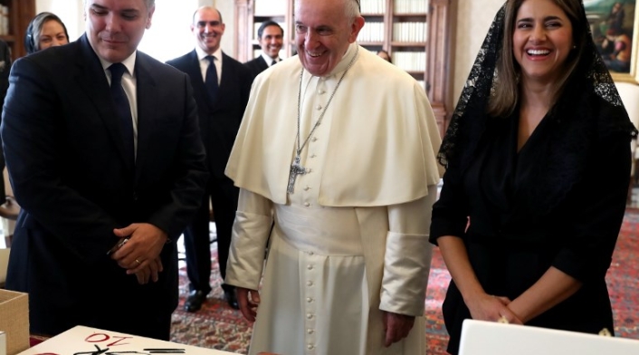 El papa Francisco entregó a Duque un medallón que representa un árbol de olivo