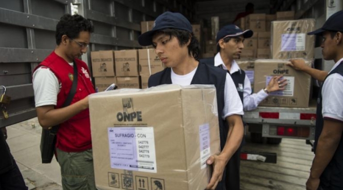Funcionarios de la Oficina Nacional de Procesos Electorales del Perú.