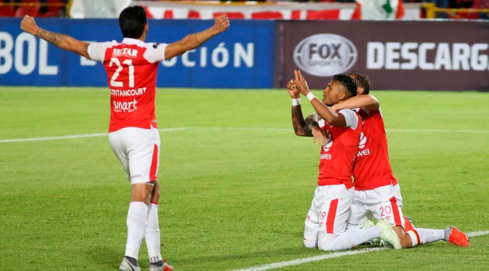 Los jugadores de Santa Fe celebran el gol que anotó Wilson Morelo ante el Cali