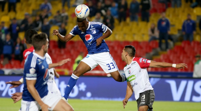 Juan Camilo Salazar disparando de cabeza para el gol de Millonarios ante Once Caldas