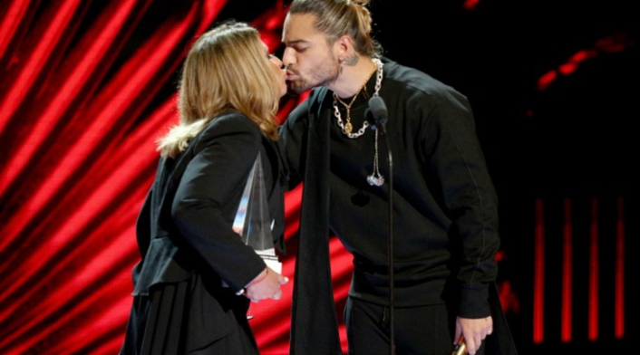 Beso entre Maluma y Ana María Polo en los Latin American Music Awards
