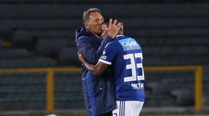 Juan Camilo Salazar celebra el gol de Millonarios con el técnico Miguel Ángel Russo