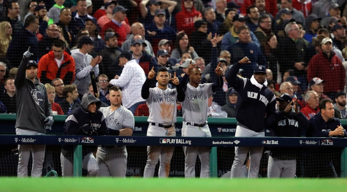 El banco de los New York Yankees celebra un sencillo de Aaron Judge # 99 (no se muestra) en la séptima entrada