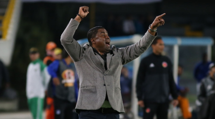 El técnico del Once Caldas, Hubert Bodhert, da indicaciones en el partido ante Millonarios