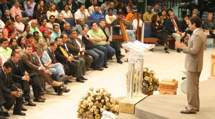 Iglesia evangélica Suramericana en culto